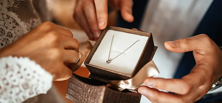 ge bort ett vackert smycke som bröllopspresent